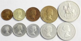 Großbritannien
Elisabeth II. seit 1952
Proofset, 10 Münzen Farthing bis Crown 1953 Krönung. Polierte Platte, offen, teils etwas Patina