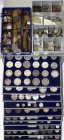 Großbritannien
Lots
Großer Münzkasten und zwei Plastikdosen voller Münzen. Großbritannien und Commonwealth. U.a. Sixpences George II. und III., Vict...