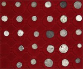 Italien
Lots
Schuber mit 28 Münzen des Mittelalters. Sizilien, Venedig, Bologna, Kirchenstaat (viel für Avignon), Aquileia, Genua, Ancona, Savoyen, ...