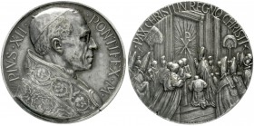 Italien-Kirchenstaat
Pius XII., 1939-1958
Versilberte Bronzemedaille o.J. von Mistruzzi und Pagani. Brb. r./Papst und Kardinäle vor der heiligen Pfo...
