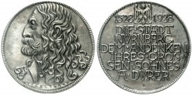 Nürnberg-Stadt
Silbermedaille 1928 von Nida-Rümelin. Die Stadt zum 400. Todestag von Albrecht Dürer. Originaletui, 75 mm; 89,72 g.
vorzüglich, schön...