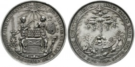 Schlesien-Breslau, Stadt
Silbermedaille o.J. (um 1670) von Buchheim. Allegorien mit Schwert, Waage und Bienenkorb am Altar/Gluckhenne mit Küken am Ba...