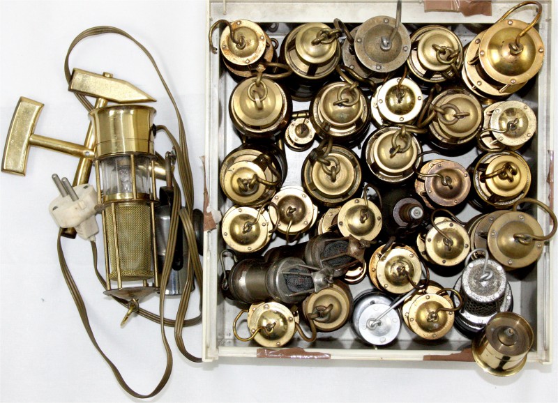 Bergbau-Varia
Sammlung von 36 kleinen Grubenlampen Meist Messing. Besichtigen....
