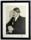 Drittes Reich
Portrait-Foto Adolf Hitler im Passepartout mit eigenhändiger Unterschrift. Gerahmt hinter Glas. 32 X 42 cm