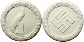Drittes Reich
Weiße Porzellan-Ehrenpreismedaille o.J. (evtl. 1934) der Reichsfachgruppen des R.D.K. zur Siegerschau Geflügel. Bohrung, 175 mm.
unauf...