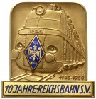 Drittes Reich
Eins. teils farbig lackiertes Abzeichen 1935 von H.Aurich (Dresden). RSV Berlin a.d. 10-Jf. der Reichsbahn. Orig.-Etui, 64 X 67 mm.
vo...