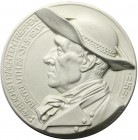 Drittes Reich
Eins. weiße Porzellanmedaille 1937 v. G. Neukam a.d. 4. Reichstrachtentreffen in Bayreuth. Aufhängung, 129 mm.
gutes vorzüglich