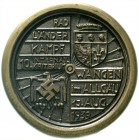 Drittes Reich
Tragb. eins. Bronzeabzeichen vom Rad Länder-Kampf 1939. 10. Internat-Kriterium in Wangen (Allgäu). 67,3 mm.
fast vorzüglich, selten