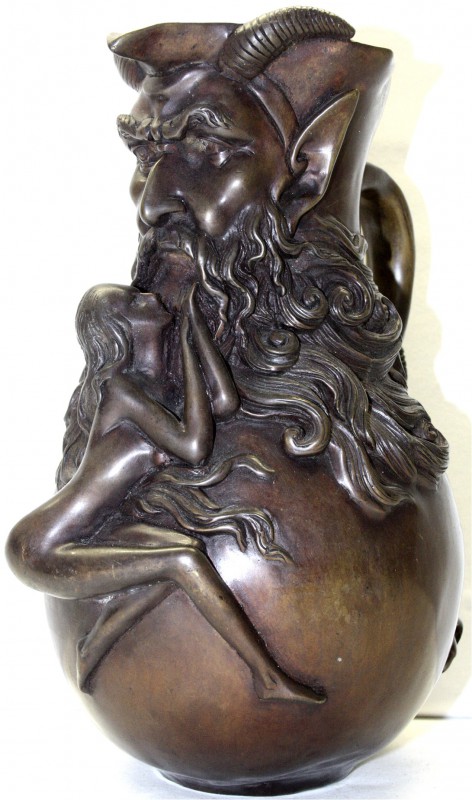 Erotik
Massive Bronze-Henkelvase mit modelliertem Pan-Kopf, Ziegenkopf und unbe...