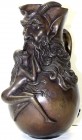 Erotik
Massive Bronze-Henkelvase mit modelliertem Pan-Kopf, Ziegenkopf und unbekleideter Dame. Höhe 26 cm