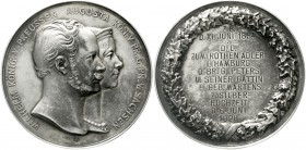 Freimaurer
Hamburg
Große Silbermedaille 1928 v. Kullrich, der Loge Zum Rothen Adler in Hamburg dem Ehepaar Peters zur Silberhochzeit. 51 mm, 60,17 g...
