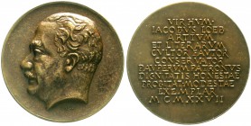 Judaica
Bronzemedaille 1927 v. Theodor v. Georgii, a.d. Bänker, Kunstsammler und -mäzän Jacob Loeb. Randstempel, 40,4 mm.
vorzüglich