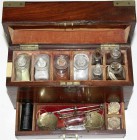 Medicina in Nummis
Sonstige
Englische Reise-Apotheke um 1840. Holzschrank mit Messing-Handhabe. 8 Fächer und 1 Schublade. Enthalten 8 Flaschen mit d...