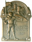 Münchner Medailleure
Karl Goetz
Eins. Bronzeplakette 1930, Wartburg Parkplatz. Ritter mit Fahne und Schild vor Wartburg. 11,6 X 8,9 mm. An den Rände...