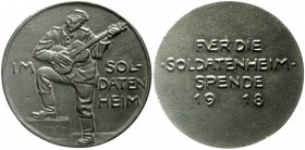 Münchner Medailleure
Hans Schwegerle
Eisenguss-Spendenmedaille 1918. Gitarre spielender Soldat./4 Zeilen. 58,4 mm.
sehr schön, selten