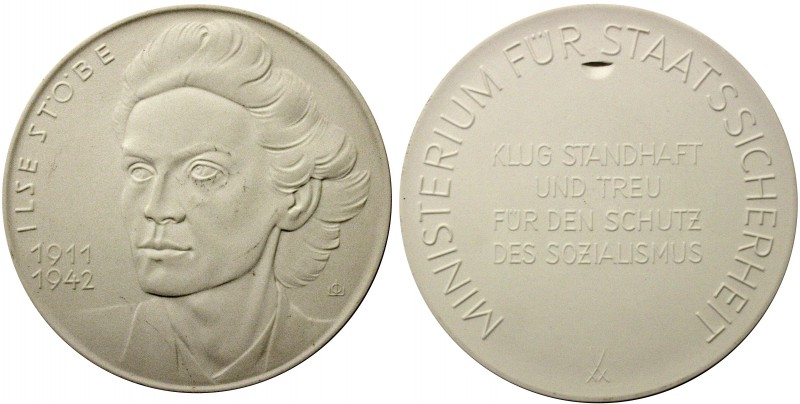 Porzellanmedaillen
DDR
Große weiße Porzellanmedaille o.J. der STASI, auf Ilse ...