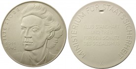 Porzellanmedaillen
DDR
Große weiße Porzellanmedaille o.J. der STASI, auf Ilse Stöbe (1911-1942). Meißen, 162 mm.
vorzüglich, kl. Flecken