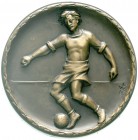 Sport und Reitsport
Fußball
Eins. Bronzemedaille o.J., signiert I.W.H. Dribbelnder Fußballspieler. 95,3 mm.
vorzüglich