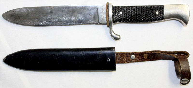 Blankwaffen
Deutschland
Fahrtenmesser um 1950 in Scheide mit Ledersicherung. A...