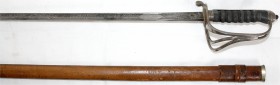 Blankwaffen
Grossbritannien
Artillerie-Säbel Modell George V. (1911/1936). Griff mit Fischhaut. Klinge geätzt "F.M.G."In Lederscheide (Schlaufe fehl...