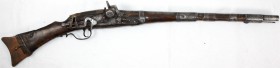 Schusswaffen
Kurzes Steinschlossgewehr, ungemarkt. Berberwaffe für den Export nach Nordafrika, um 1800/1820. Schaft verlängert. Länge 89,5 cm.
Schlo...