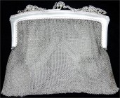 Silber
Damen-Handtäschchen um 1900. Silber 800. 16 X 11 cm; 201,11 g