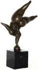 Skulpturen und Plastiken
Bronzeskulptur "abstrakte Rubensdame im Handstand auf Ball" auf Marmorsockel. Signiert Milo. Gesamthöhe 33 cm.
Die Signatur...