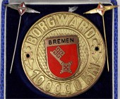 Uhren
Sonstige Uhren
Auto-Borduhr aus einem DKW, Hersteller VDO, eingebaut in Holzgehäuse 19 X 15 X 8 cm. Dazu: Borgward-Plakette für 100000 km (im ...
