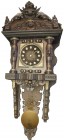 Uhren
Sonstige Uhren
Mondäne Prunk-Wanduhr (Pendule). Historismus des 19. Jh. Prächtiges Holzgehäuse mit Schnitzereien sowohl im Korpus (2 plastisch...
