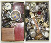 Uhren
Lots
2 Kartons mit ca. 95 Uhren. Meist Taschenuhren (mit teils alten Stücken, u.a. Damenuhr OMEGA) und Armbanduhren (auch eine LEUMAS mit Mond...