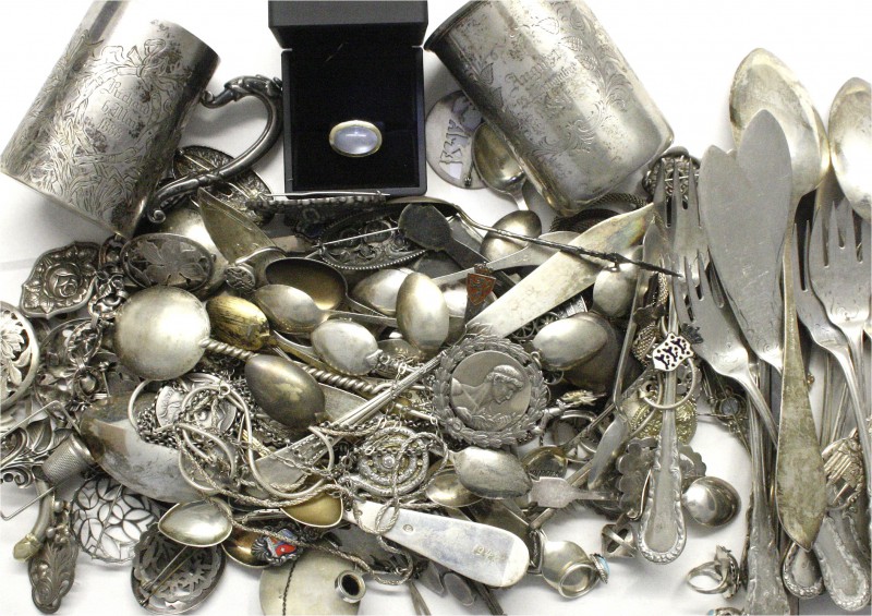 Lots Varia
Karton voller Silber: Besteckteile, Becher, Schmuck, Andenkenlöffel,...