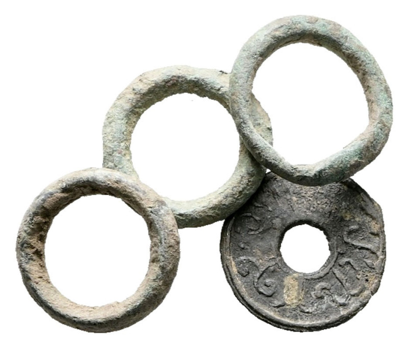 Lot of ca. 4 bronze "ring money" / SOLD AS SEEN, NO RETURN! 

Very Fine