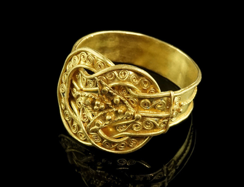 AN ORNATE GREEK GOLD RING WITH HERAKLES KNOT
Circa 4th-3rd century BC.
The flat ...