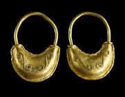 A PAIR OF FINE GREEK GOLD BOAT EARRINGS
Circa 5th century BC.
Boat-shaped earrings with hollow body, tapering towards the ends. Decorated with applied...