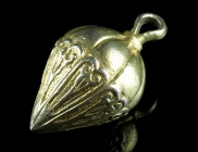 AN ELABORATELY DECORATED HEAVY SILVER GILT BUTTON
Circa 17th century AD.
Finely decorated, pinecone shaped button with loop.
L 44 mm; Silver gilt! 31....