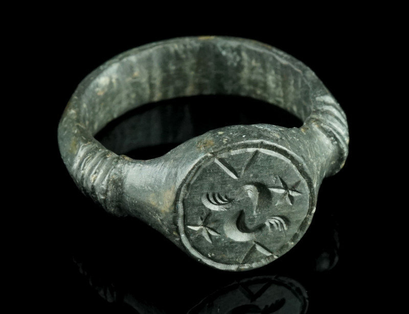 A LATE MEDIEVAL/EARLY MODERN BRONZE RING
Circa 15th-16th century AD.
With a proj...