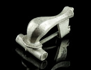 A ROMAN SILVER KNEE BROOCH
Circa 2nd-3rd century AD.
With facetted bow and small semicircular head plate. Hinged pin. Harshly cleaned, rough surface.
...