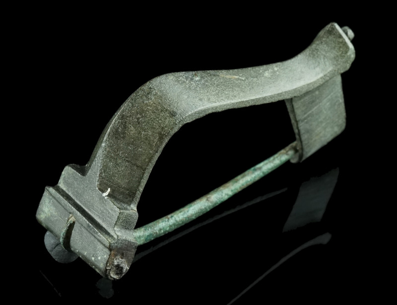 A LARGE ROMAN BRONZE KNEE BROOCH
Circa 2nd-3rd century AD.
With facetted bow and...
