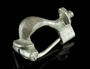 A ROMAN SILVER KNEE BROOCH
Circa 2nd-3rd century AD.
With facetted bow and small semicircular head plate. Hinged pin. Harshly cleaned.
L 32 mm Ex Euro...