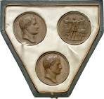 Francia. 1808-1809. Napoleón. Estuche original de época, en piel verde y etiqueta numerada, con 3 medallas de Napoleón de Ø40 mm en bronce: "Puerta de...