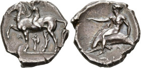 CALABRE, TARENTE, AR nomos, 380-355 av. J.-C. D/ Cavalier chevauchant au pas à g., couronnant son cheval. Sous la jambe antérieure d. levée, A. Entre ...