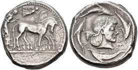 SICILE, SYRACUSE, AR tétradrachme, 485-479 av. J.-C. D/ Quadrige au pas à d., les chevaux cour. par Niké volant à d. R/ ΣVRAKOΣΙO-N T. d'Aréthuse à d....