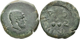 ILES DE SICILE, LIPARA, AE tetras, vers 425 av. J.-C. D/ T. d'Héphaistos barbu à d., coiffé du pilos. R/ Trois globules. Autour, ΛΙΠΑΡΑΙΟΝ. SNG Cop. 1...