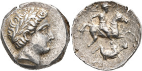 ROYAUME DE PÉONIE, Patraos (340-315), AR tétradrachme. D/ T. l. d'Apollon à d. R/ Cavalier coiffé d'un casque avec une haute crête, terrassant de sa l...