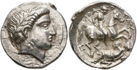 ROYAUME DE PÉONIE, Patraos (340-315), AR tétradrachme. D/ T. l. d'Apollon à d. R/ Π-OA-P-TAY Cavalier coiffé d'un casque avec une haute crête, terrass...