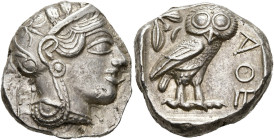 ATTIQUE, ATHÈNES, AR tétradrachme, vers 420 av. J.-C. D/ T. casquée d'Athéna à d., le casque orné d'un fleuron et de feuilles d'olivier. R/ AΘE Chouet...