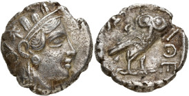 ATTIQUE, ATHÈNES, AR tétradrachme, 390-300 av. J.-C. D/ T. casquée d'Athéna à d., le casque orné d'un fleuron et de feuilles d'olivier. R/ AΘE Chouett...