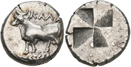 BITHYNIE, KALCHEDON, AR sicle, vers 340-320 av. J.-C. D/ Taureau à g., t. de f. Au-dessus, KAΛX. En dessous, épi de blé. R/ Carré creux en ailes de mo...