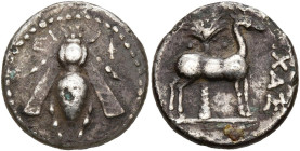 IONIE, ÉPHÈSE, AR drachme, 202-133 av. J.-C. D/ E-Φ Abeille. R/ Cerf à d. devant un palmier. A d., ΛIXAΣ. BMC 131; SNG von Aulock 1846 var.; Head, Eph...