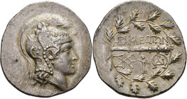IONIE, HÉRACLÉE AD LATMON, AR tétradrachme, vers 160 av. J.-C. D/ T. d'Athéna à d., coiffée d'un casque attique à triple panache. Sur le couvre-nuque ...